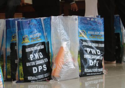 Jelang Lebaran PWD Bagikan 100 Paket Sembako bagi Warga yang Kurang Mampu