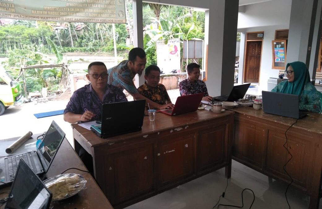 Perangkat Desa Dermaji Belajar Menggunakan Aplikasi Siskeudes Versi 2.0