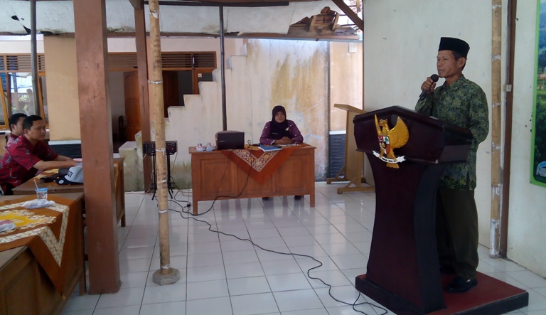Penyerahan SK Purnatugas Kasi Kesdaya Pemerintah Desa Dermaji