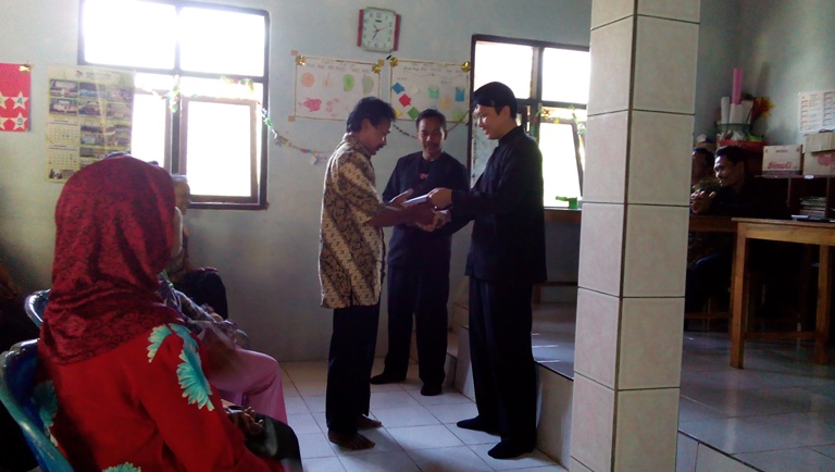 Kepala Desa Dermaji Menyerahkan Bantuan Kepada Korban Bencana dan Lansia