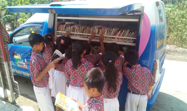 Perpustakaan Daerah Kabupaten Banyumas Berikan Layanan Perpustakaan Keliling di Desa Dermaji