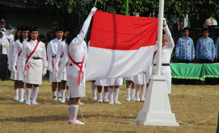 Peringatan HUT Proklamasi Kemerdekaan: Penuh Khidmat, Masyarakat Desa Dermaji Ikuti Upacara Bendera di Lapangan Kubang Aji