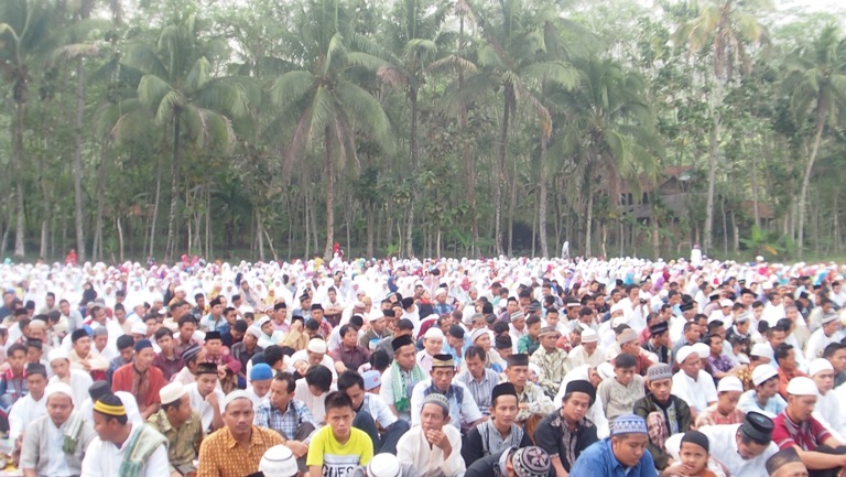 Ribuan Umat Islam Dermaji Sholat Ied di Lapangan Kubang Aji