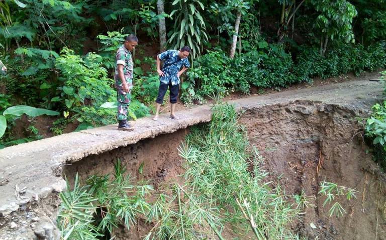 Jalan Utama di Wilayah Dusun 2 Desa Dermaji Yang Putus Akibat Longsor Segera Diperbaiki