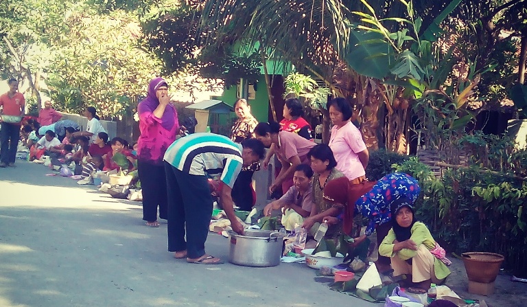 Warga Desa Dermaji Laksanakan Tradisi Sedekah Bumi