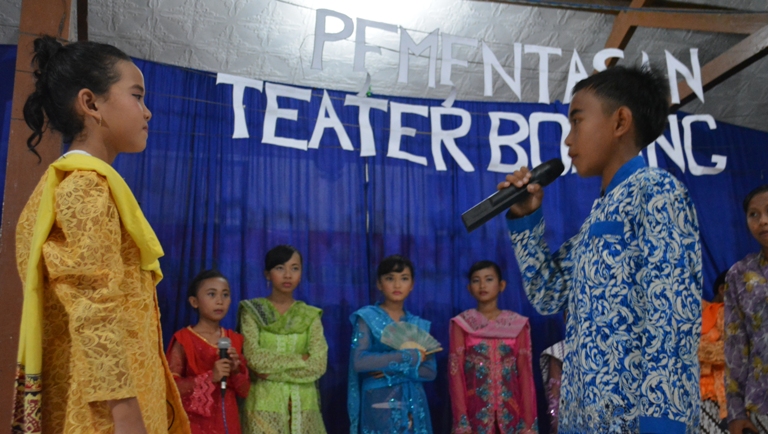 Ratusan Warga Tonton Pementasan Perdana Teater Bonang Desa Dermaji