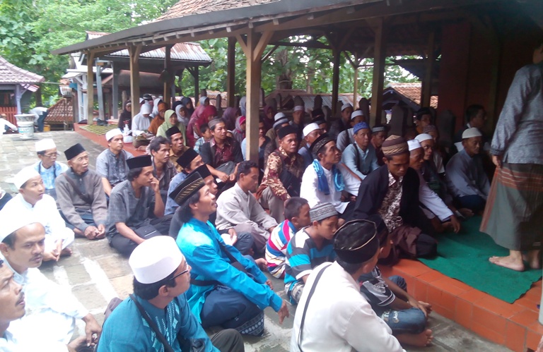Ta’mir Masjid Baitul Mutaqin Sirongge Desa Dermaji Selenggarakan Ziarah Walisongo