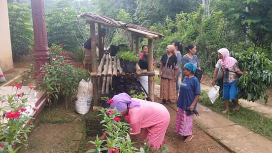 Ibu-ibu PKK RT 02 RW 4 Desa Dermaji Lakukan Gerakan Pemanfaatan Lahan Pekarangan