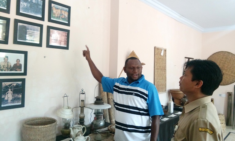 Pejabat Badan Kominfo Kabupaten Jayapura Kunjungi Museum Desa Dermaji