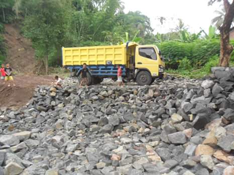 Pembangunan Cekdam Sungai Dermaji Memasuki Tahap Pengedropan Material