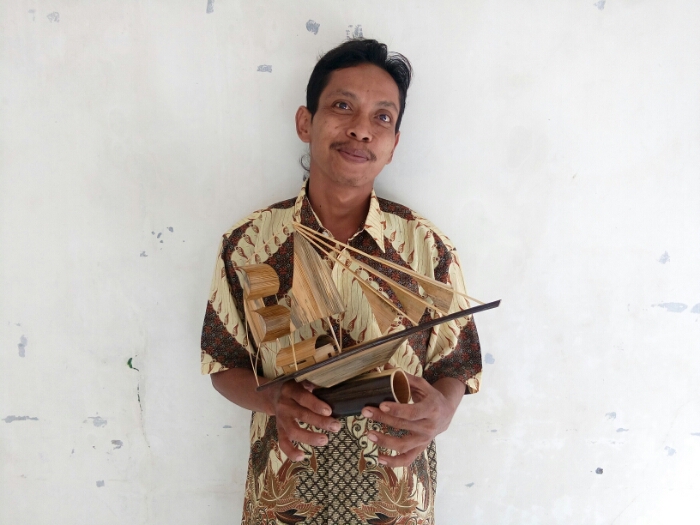 Kerajinan Tangan dari Bambu Buatan Warsono Bisa Memperindah Ruangan Kantor dan Rumah Anda