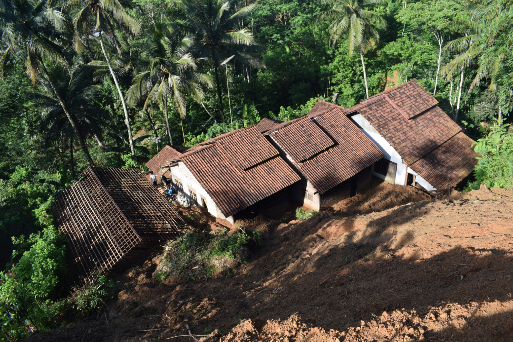 Hujan Deras Akibatkan Tanah Longsor dan Menimpa 4 Rumah Warga di Grumbul Citunggul 