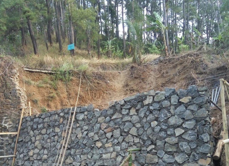 Talud Pengaman Jembatan Cimencos Dibangun