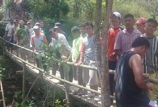 PWD Bantu Perbaiki Jembatan yang Rusak di Wilayah RW 3