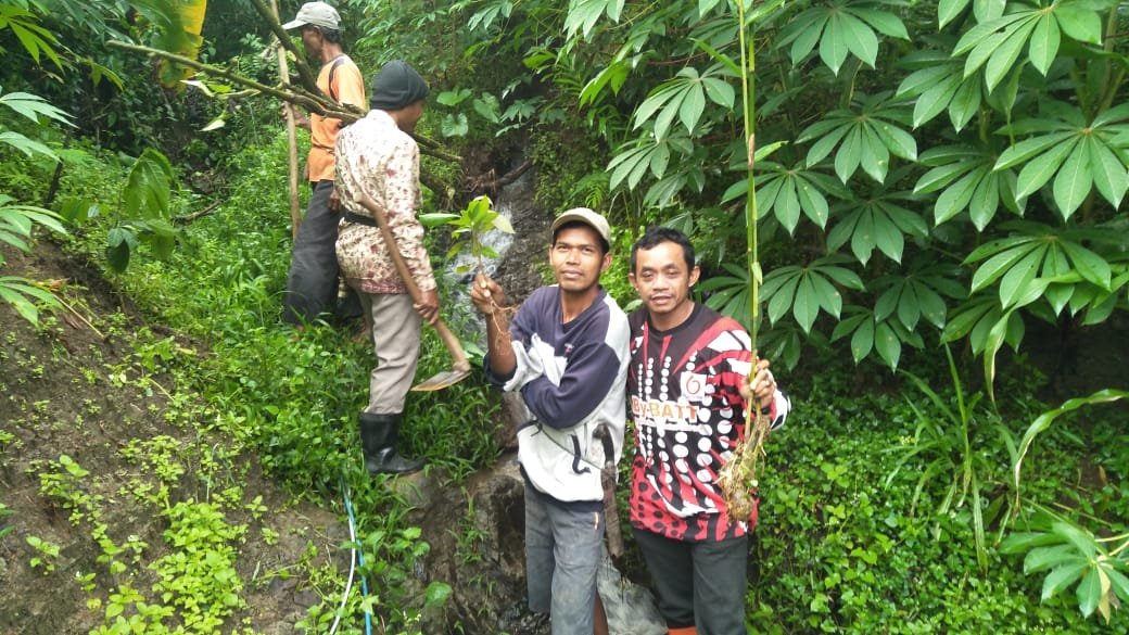 LMDH Wana Aji dan Pemdes Dermaji Lakukan Gerakan Penanaman Pohon di Sekitar Sumber Air