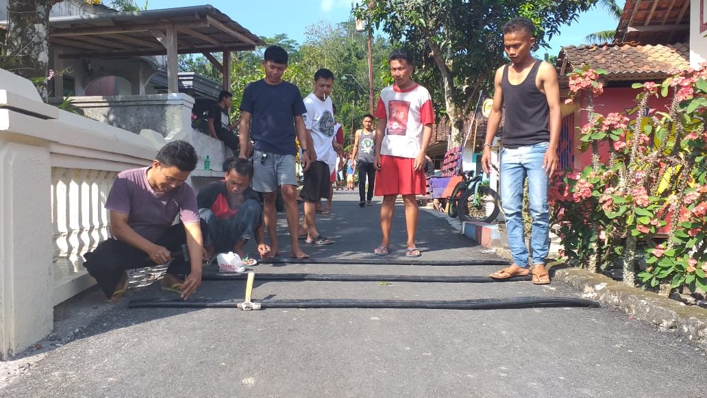 Untuk Kurangi Kerawanan Berkendaraan, Pemuda Karangduren Membuat Polisi Tidur