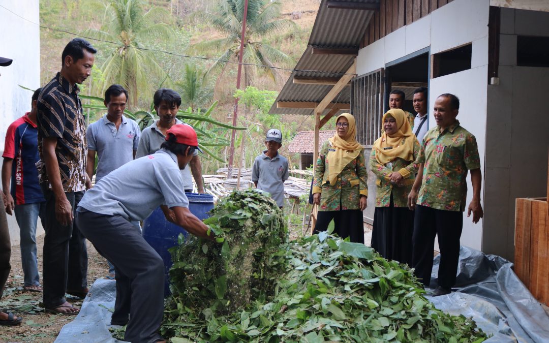 Kelompok Ternak Astha Mandiri Praktik Membuat Complete Feed