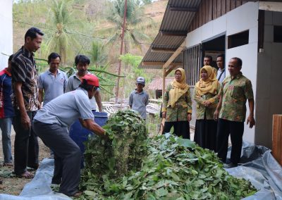 Kelompok Ternak Astha Mandiri Praktik Membuat Complete Feed