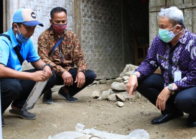Kepala Dinperkim Kabupaten Banyumas Lakukan Monitoring Kegiatan DAK Sanitasi di Desa Dermaji