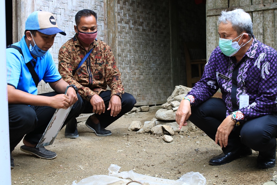 Kepala Dinperkim Kabupaten Banyumas Lakukan Monitoring Kegiatan DAK Sanitasi di Desa Dermaji