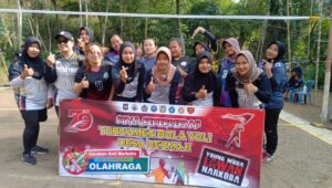 Tim Bola Voli Putri RW 3 Juara Dalam Gelaran Piala Kemerdekaan