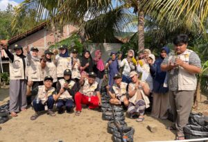 KKN Unsoed Desa Dermaji Mengenalkan Irigasi Tetes dan  Intensifikasi Pekarangan dengan Menanam Cabai Bersama