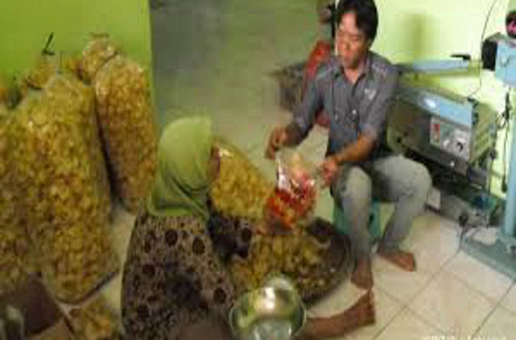 kripik_singkongk_dibuat_oleh_tenaga_desa_dengan_berbagai_rasa_asyik